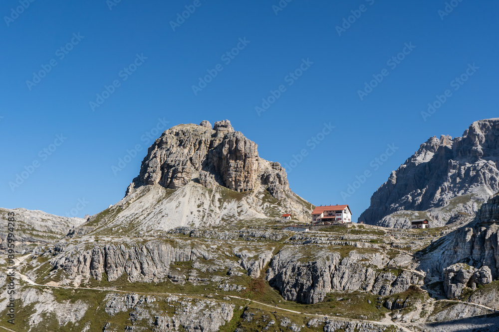 Naklejka premium Dreizinnenhütte, A. Locatelli Refuge, Dolomite Mountains, Italian Alps, Italy
