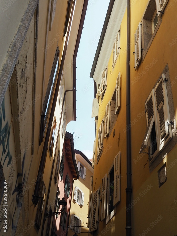 Fototapeta premium In between buildings