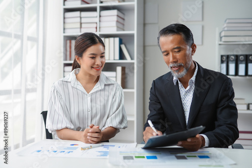 Quadro su tela Senior executive discusses a business strategy while finalizing a contract with