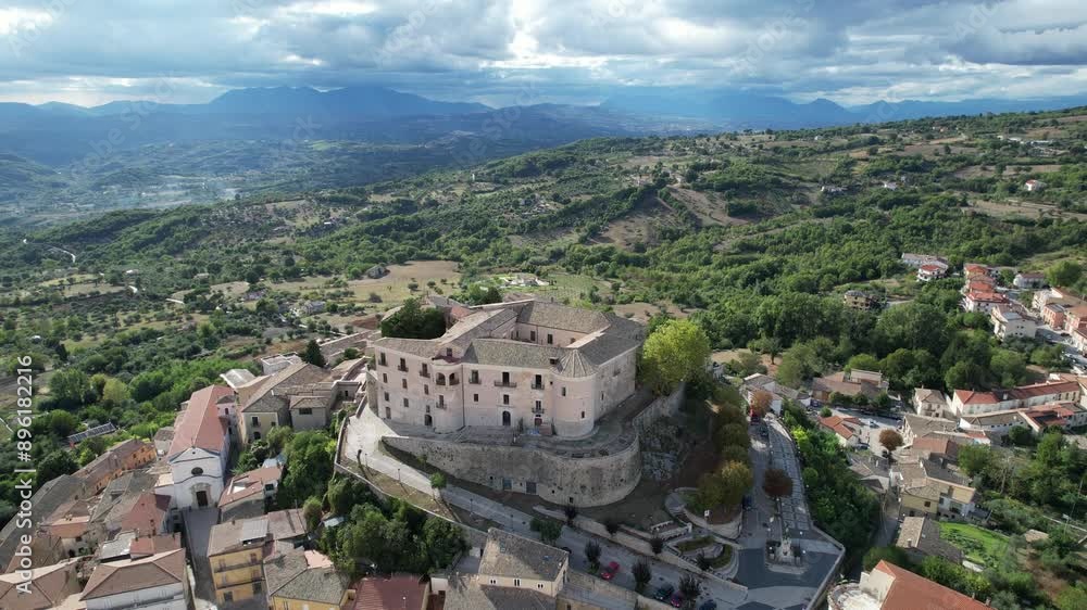 Il castello di Gesualdo, in provincia di Avellino in Irpinia, visto dal drone con tutto il borgo italiano e le campagne attorno Il castello di Gesualdo, in provincia di Avellino in Irpinia, visto dal drone con tutto il borgo italiano e le campagne attorno