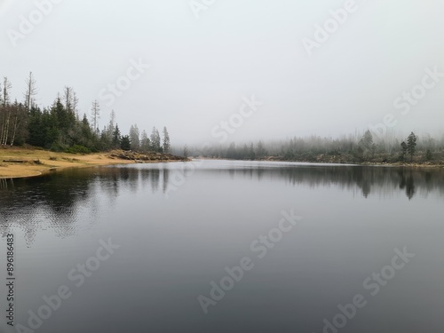 Blick vom Ufer des Oderteichs im Harz in Deutschland in der Nähe von Braunlage 