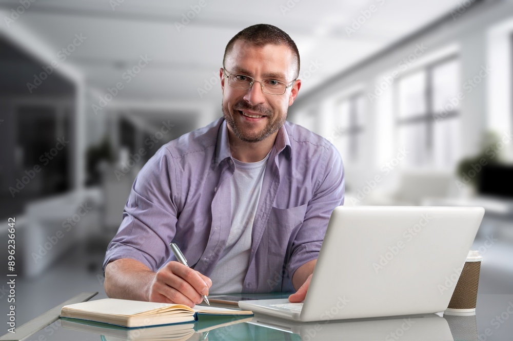 Obraz premium Portrait of mature business man trader in office