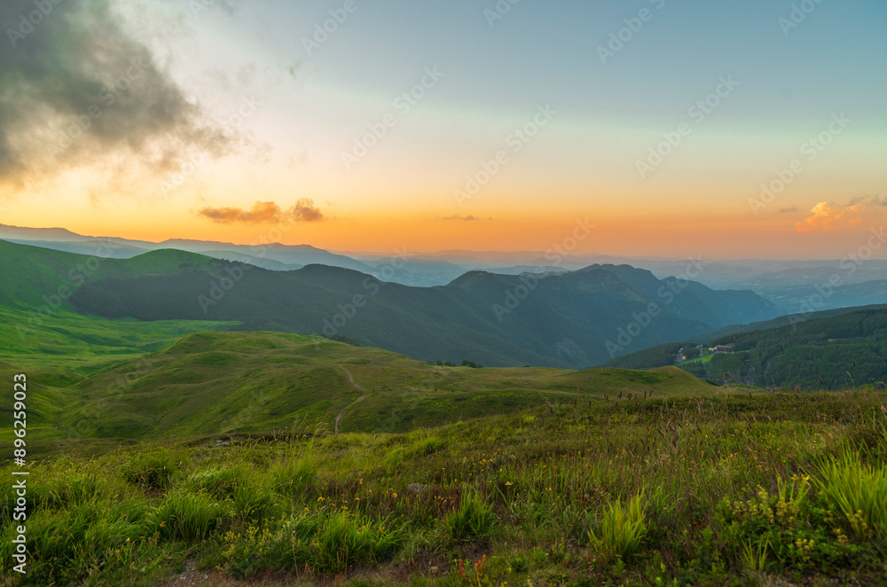 Naklejka premium Il tramonto sulle montagne a luglio