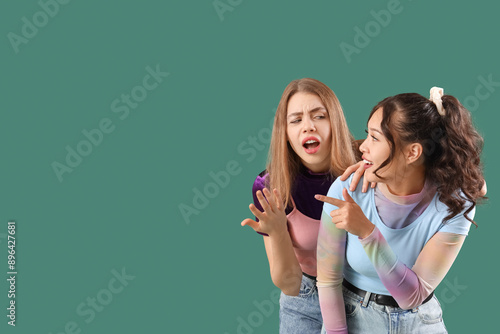 Young women gossiping on gr...