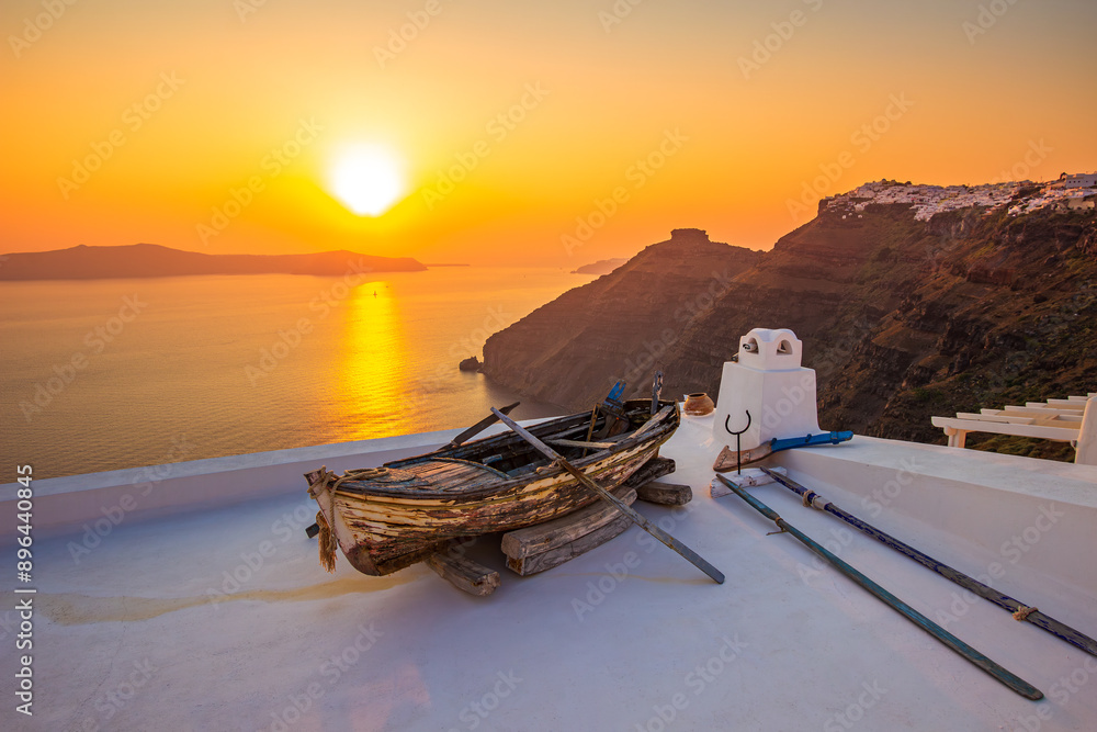 Foto A Timeless Boat Overlooking the Caldera