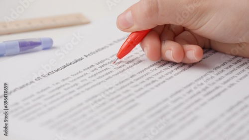 Foto Professional school or college teacher grades a homework exam papers of students