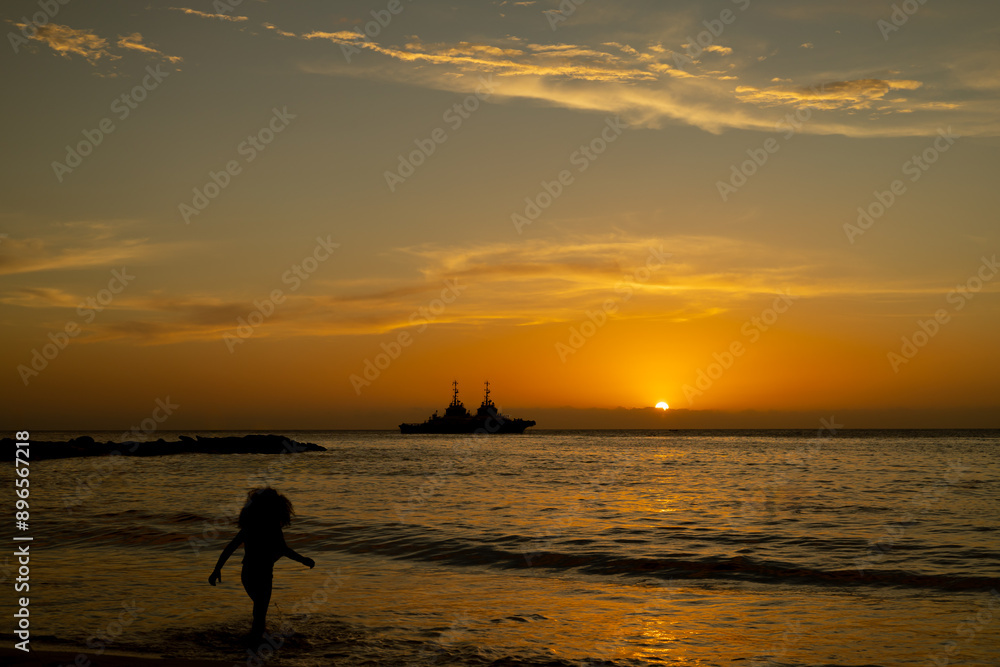 silueta de niña corriendo en la playa atardecer silueta de niña corriendo en la playa atardecer