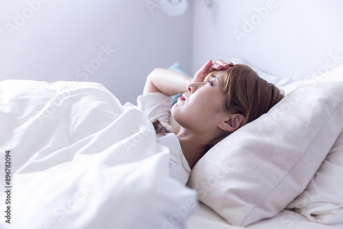 Canvastavla ベットで頭を抱える女性　woman holding her head in bed