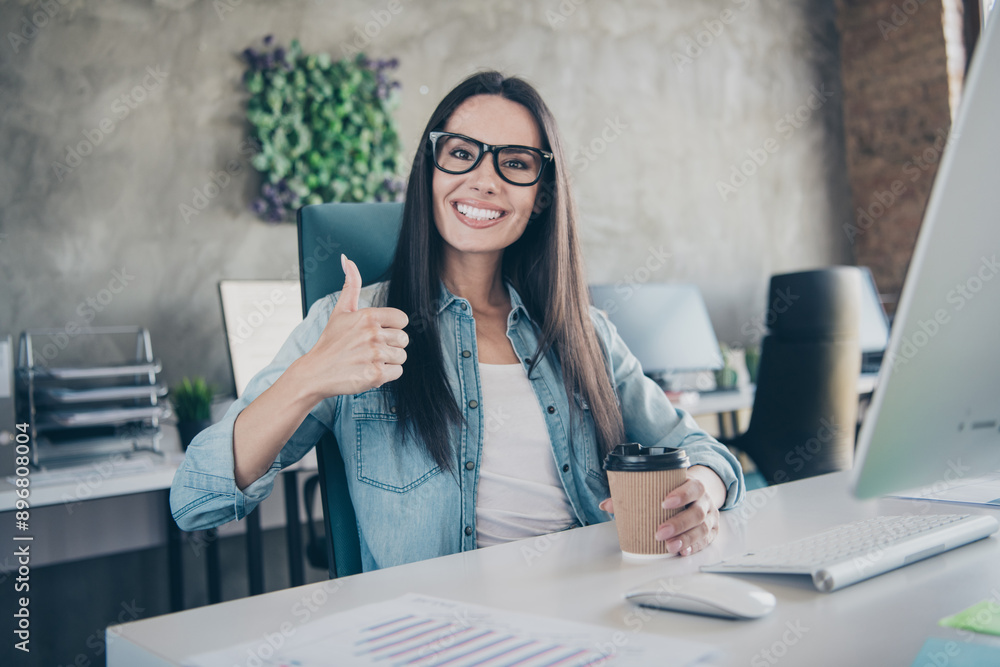 Φωτογραφία Photo of smiling positive lady accountant dressed denim jacket showing thumb up