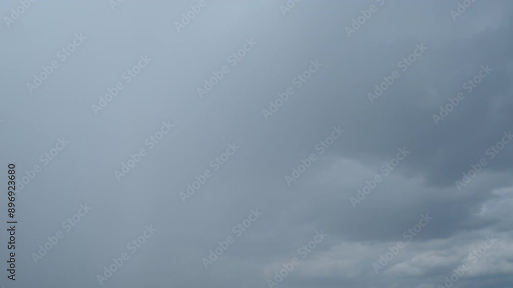 真夏の昼の空の雨雲の動きの風景 真夏の昼の空の雨雲の動きの風景