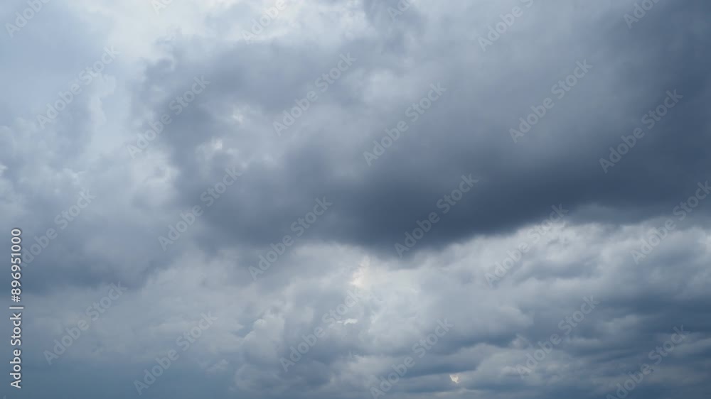 真夏の昼の空の雨雲の動きの風景 真夏の昼の空の雨雲の動きの風景