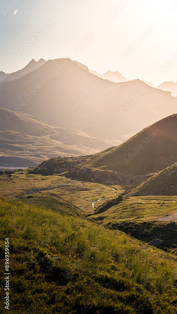 Φωτογραφία Beautiful view in Formigal, with the Midi d'Ossau Peak standing out against the sky, highlighting the majestic landscape of the Pyrenees and its imposing peaks