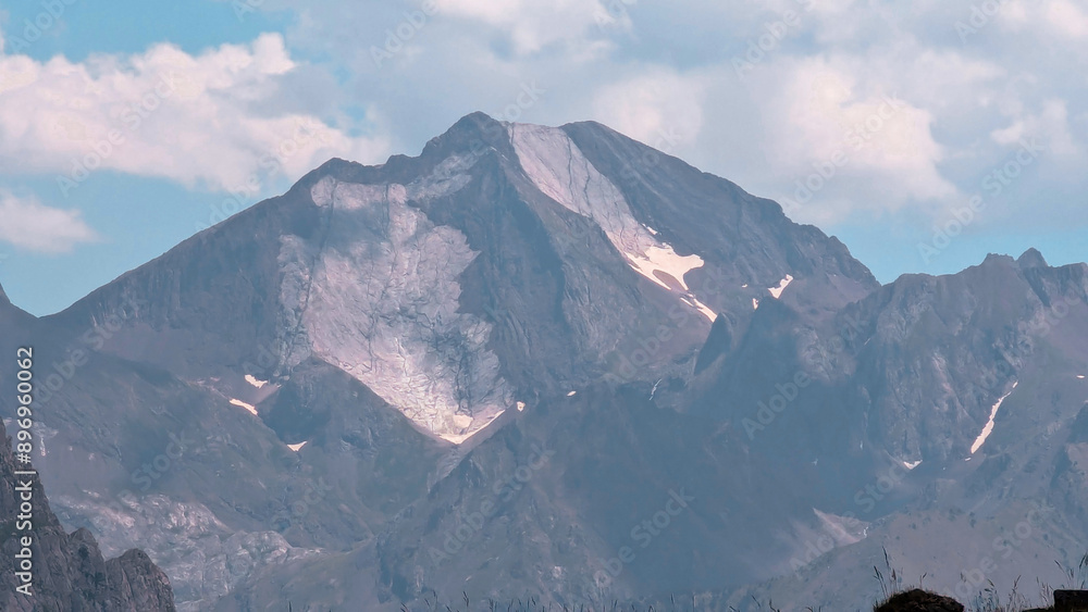 Φωτογραφία Outstanding scene in Formigal with the Pic Infiernos in the background, offering a clear and majestic view of the mountain scenery and peaks in the Pyrenees