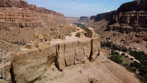 Haid al-Jazil is one of the villages in Daw'an District in Hadhramaut Governorate, Yemen. The mud-brick buildings of the village are built on a huge boulder overlooking the Wadi Dawan valley.	
