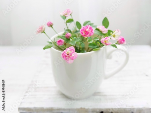 Wallpaper Mural 白いカップにピンクのミニ薔薇 Torontodigital.ca