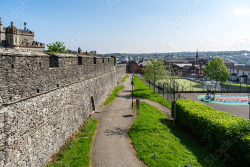 Weg neben der alten Stadtmauer in Londonderry Derry Stadt Nordirland County Derry photo