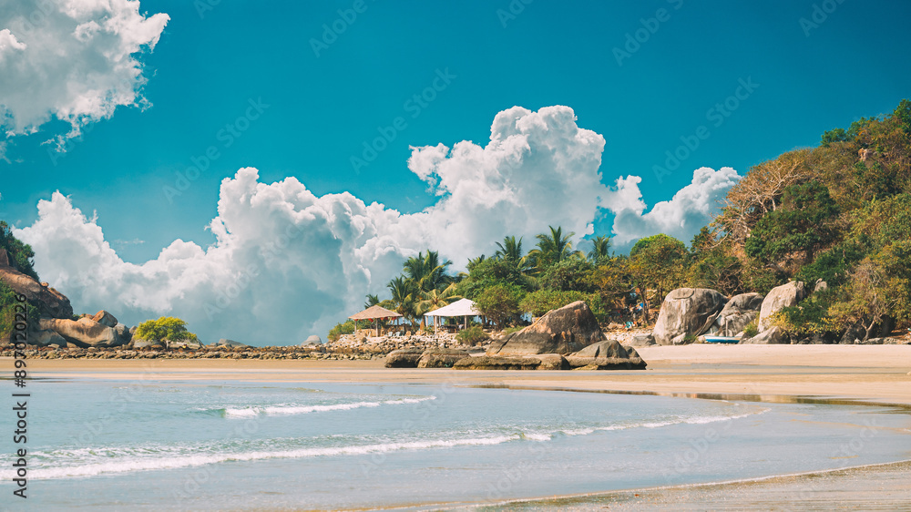 Canacona, Goa, India. Sunny Sky Over Calm Water Of Arabian Sea. Natural Landscape With Sandy Palolem Beach At Sunny Summer Day With Blue Sky