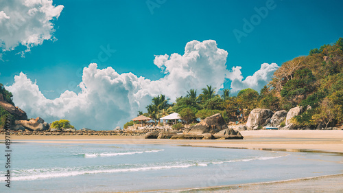 Obraz na płótnie Canacona, Goa, India. Sunny Sky Over Calm Water Of Arabian Sea. Natural Landscape With Sandy Palolem Beach At Sunny Summer Day With Blue Sky w salonie
