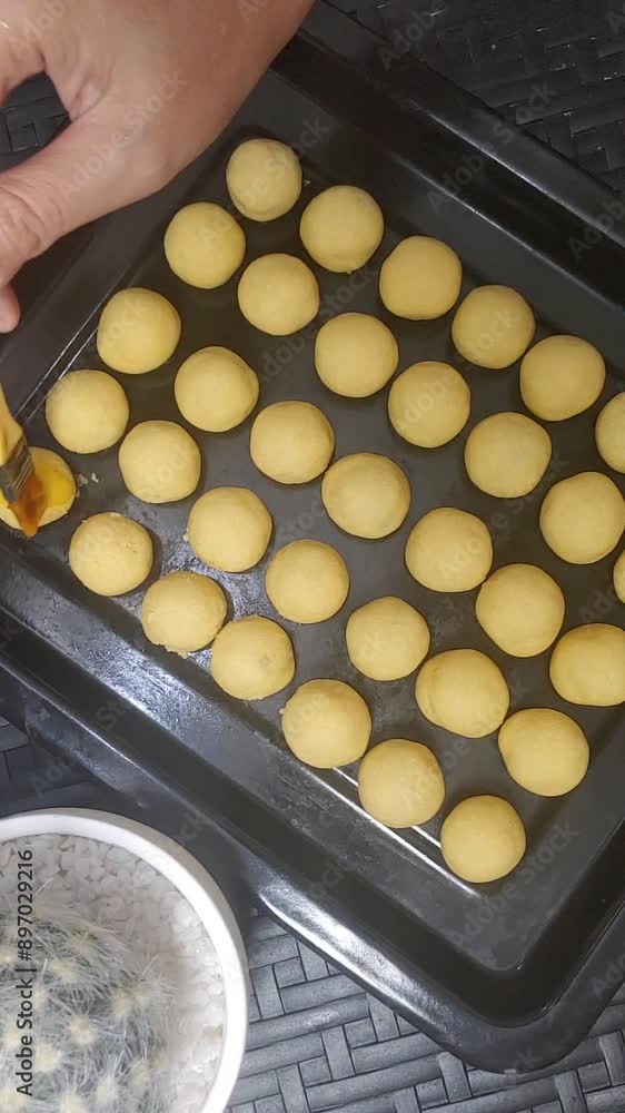 Apply egg yolk to the Nastar cake before roasting it in the oven. Apply egg yolk to the Nastar cake before roasting it in the oven.