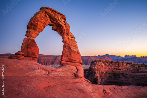 Obraz na płótnie Delicate Arch - The most famous landmark of the Arches National Park in Utah after sunset in blue hour twilight. w salonie