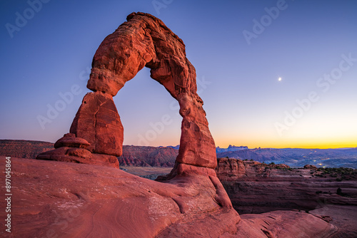 Obraz na płótnie Delicate Arch - The most famous landmark of the Arches National Park in Utah after sunset in blue hour twilight. w salonie