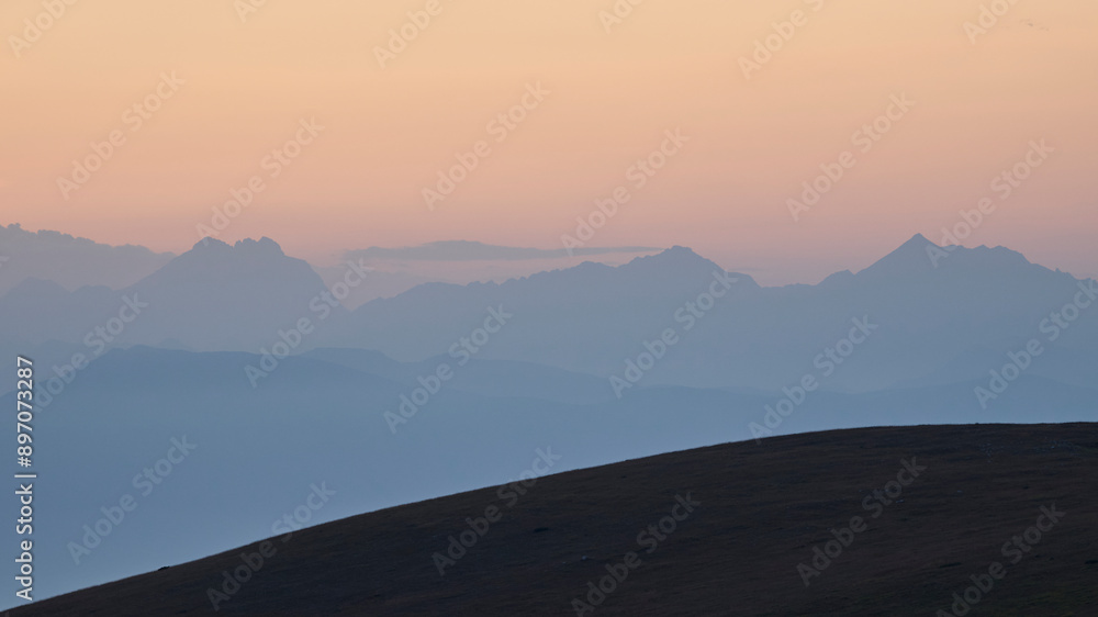 Fototapeta premium Tramonto con inversione termica tra i valloni del Parco Nazionale della Maiella