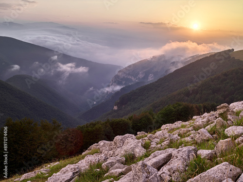 Tramonto con inversione termica tra i valloni del Parco Nazionale della Maiella