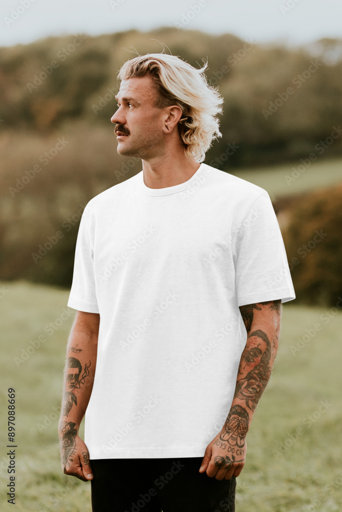 Φωτογραφία T-shirt png mockup on casual men's fashion outdoor shoot