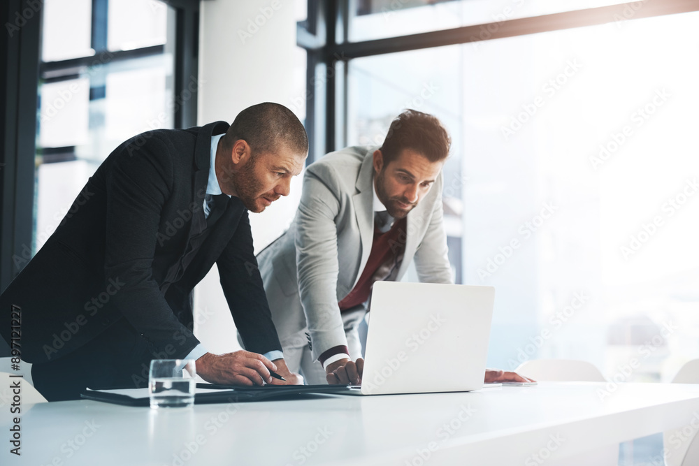 Obraz premium Businessmen, laptop and planning for problem solving in office, accounting agency and teamwork for project. Support, collaboration and mentorship with internship, talking and discussion for finance