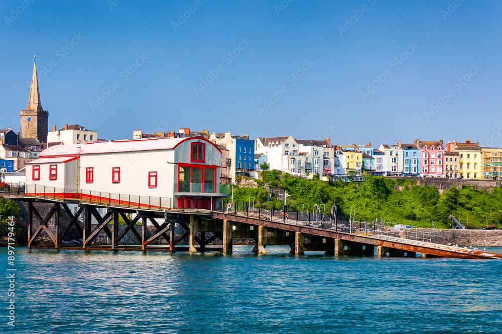 Obraz premium Colorful buildings along the seafront of the Welsh coastal town of Tenby