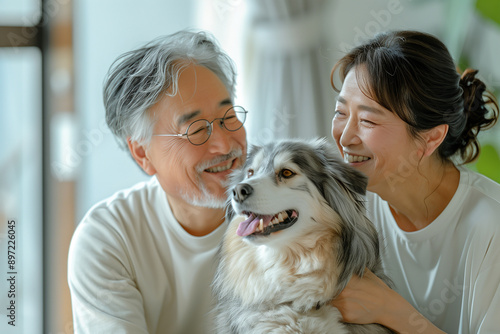 笑顔のアジア人のシニア夫婦とペットの犬。