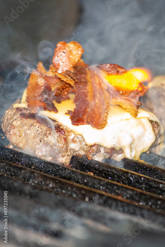 Bacon Cheeseburger with Gooey Cheese on the Grill with Bacon, Ready to be Served, Hambúrguer com Bacon e Queijo Derretido na Grelha