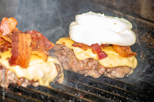 Melting Cheese on a Sizzling Cheeseburger, Queijo Derretendo em um Hambúrguer