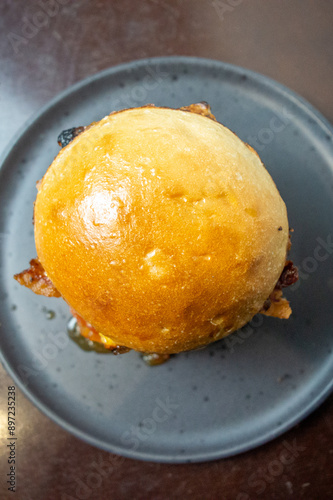 Hamburguer suculento, Juicy Cheeseburger with Bacon and Pickles