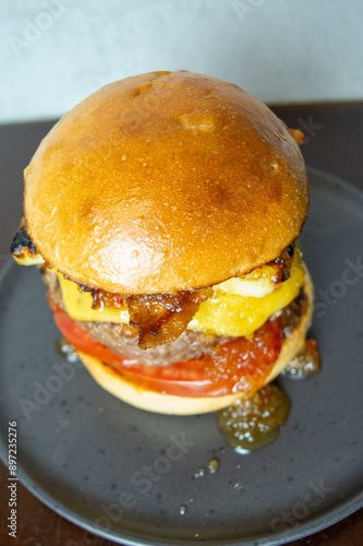 Hamburguer suculento, Juicy Cheeseburger with Bacon and Pickles