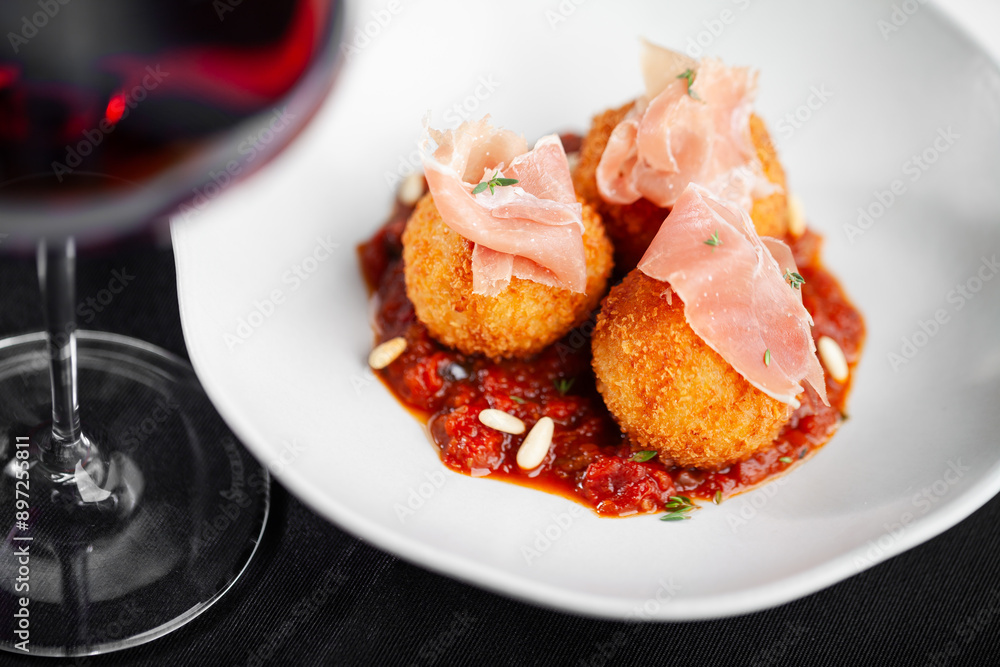 Arancini, com tomatada, presunto cru e pinoli.
Arancini, with tomato, raw ham and pine nuts. Arancini, com tomatada, presunto cru e pinoli.
Arancini, with tomato, raw ham and pine nuts.