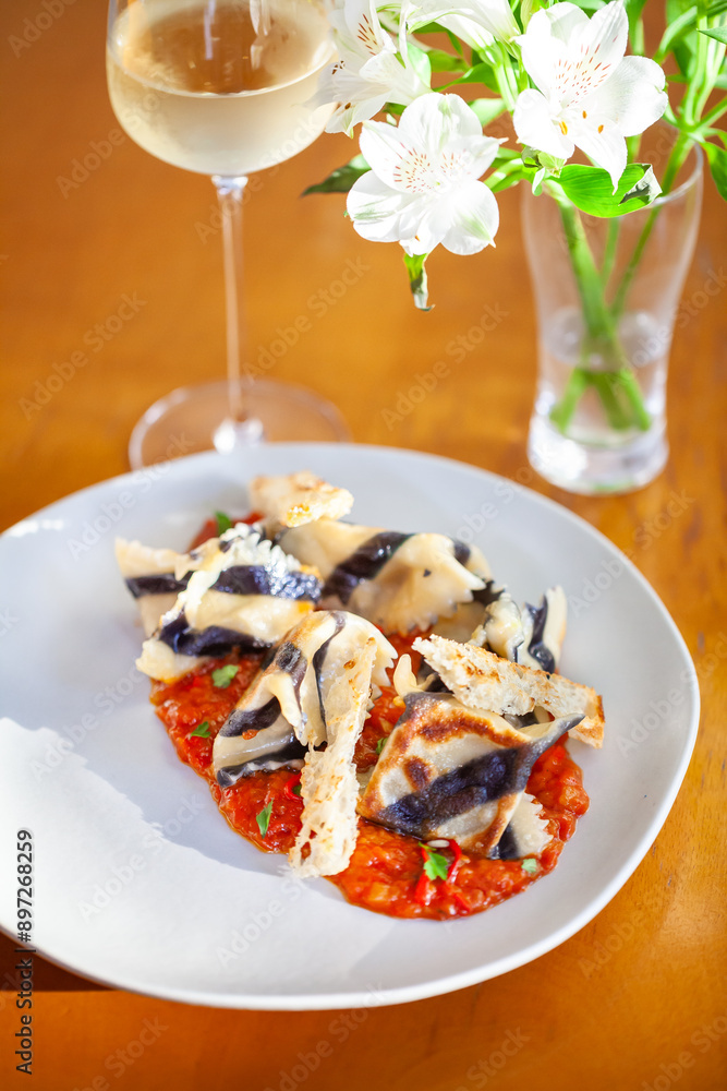 Fagottino de bacalhau com passata de tomate.
Cod fagottino with tomato passata. Fagottino de bacalhau com passata de tomate.
Cod fagottino with tomato passata.