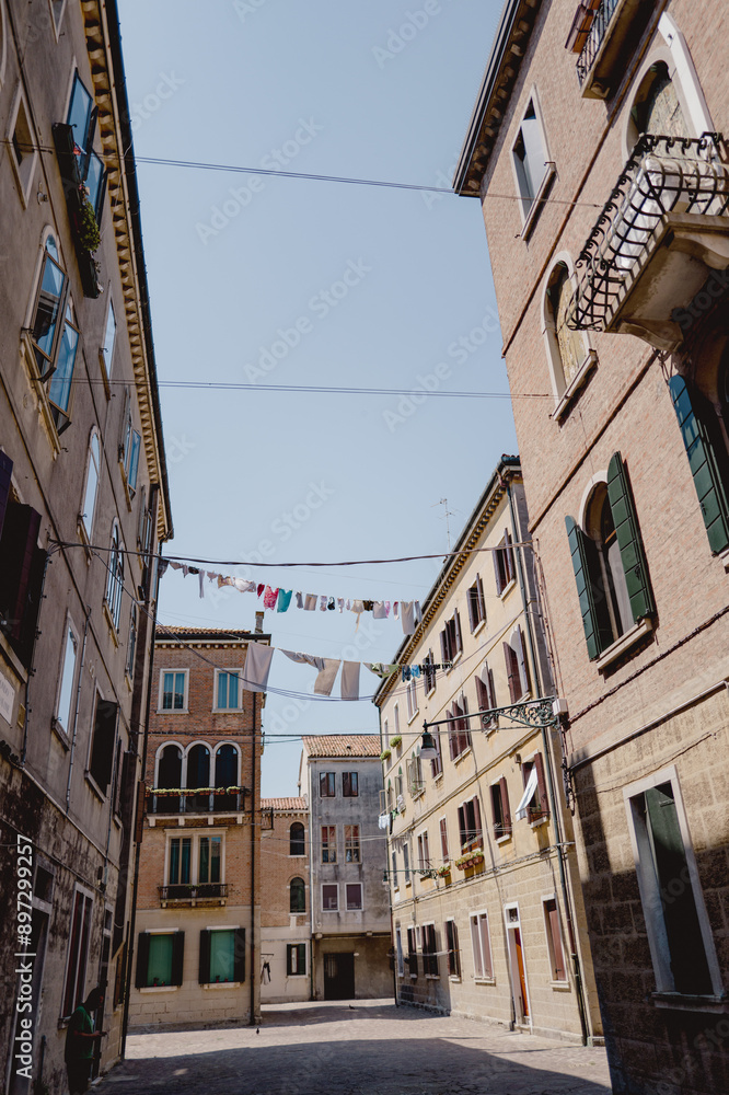 Fototapeta premium magnifique vue d'une ruelle de la ville de Venise en Italie avec du ligne qui sèche aux fenêtres