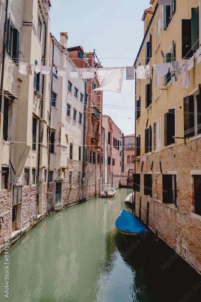 canal à Venise en italie avec linge blanc étendu canal à Venise en italie avec linge blanc étendu