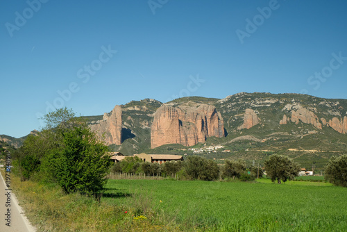 Cliff Mallos de Riglos in Espagna  photo