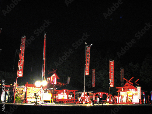 宝くじのご利益スポット、熊本県南阿蘇の宝来宝来神社の一日参り祈願祭での夜景 photo