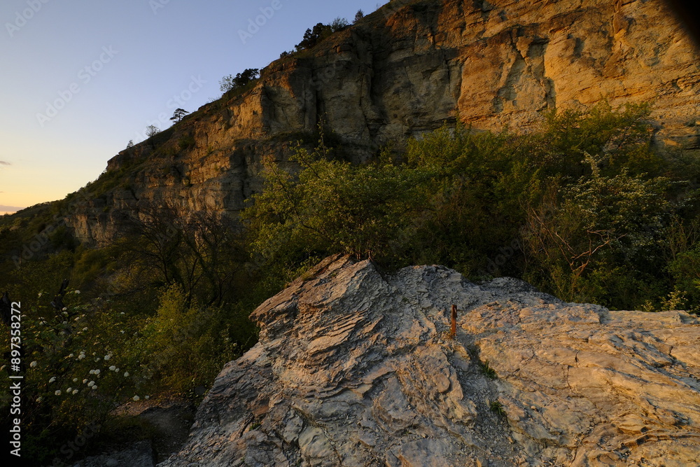 Obraz premium Abend über dem Naturschutzgebiet Grainberg-Kalbenstein am Main bei Karlstadt, Landkreis Main-Spessart, Unterfranken, Bayern, Deutschland.
