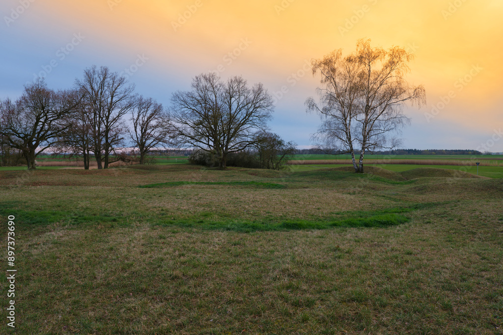 Abendstimmung im NSG Sulzheimer Gipshügel, Landkreis Schweinfurt, Unterfranken, Bayern, Deutschland. Abendstimmung im NSG Sulzheimer Gipshügel, Landkreis Schweinfurt, Unterfranken, Bayern, Deutschland.