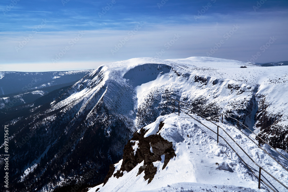 Obraz premium Overwhelmed snow rocky ridge in the Giant Mountains