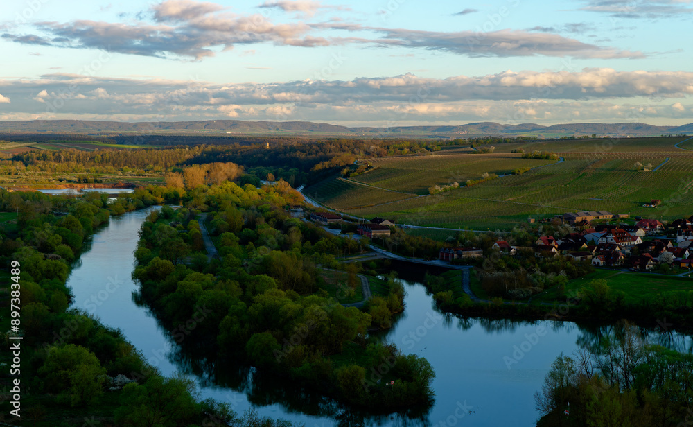 Sonnenuntergang über den Weinbergen an der Vogelsburg und der Volkacher Mainschleife mit den Weinorten Escherndorf und Nordheim am Main, Landkreis Kitzingen, Unterfanken, Bayern, Deutschland. Sonnenuntergang über den Weinbergen an der Vogelsburg und der Volkacher Mainschleife mit den Weinorten Escherndorf und Nordheim am Main, Landkreis Kitzingen, Unterfanken, Bayern, Deutschland.
