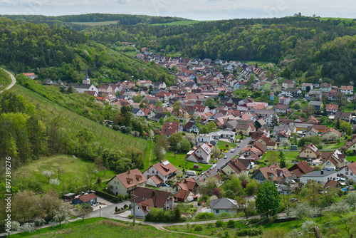 Blick auf das Weindorf Ramsthal und seine Weinberge, Landkreis Bad Kissingen, Franken, Unterfranken, Bayern, Deutschland.