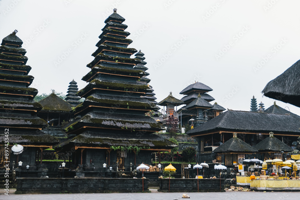 Obraz premium Multi-tiered shrines of Besakih Temple standing tall against a bright blue sky.