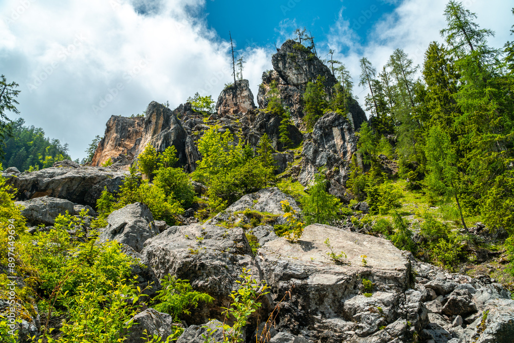 Schöne Felsformationen beim Aufstieg zum Hohe Sieg in der Nähe des Maria Theresia Stollens, Hallstatt und Bergpanorama Salzkammergut Schöne Felsformationen beim Aufstieg zum Hohe Sieg in der Nähe des Maria Theresia Stollens, Hallstatt und Bergpanorama Salzkammergut