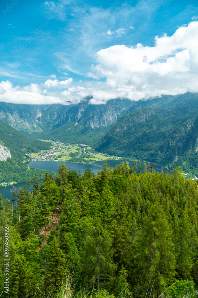 Hallstätter See, Bergpanorama und Obertraun in Hallstatt im Sommer Salzkammergut Hallstätter See, Bergpanorama und Obertraun in Hallstatt im Sommer Salzkammergut