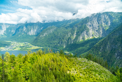 Hallstätter See, Bergpanorama und Obertraun in Hallstatt im Sommer Salzkammergut